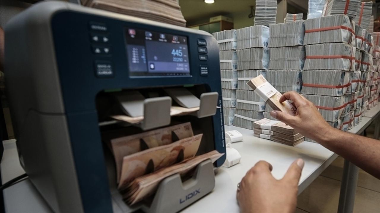 Türkiye'nin merkezi yönetim bütçe gelirleri mayısta 1 trilyon 86,2 milyar lira, giderleri 1 trilyon 384,4 milyar lira olarak hesaplandı.