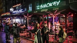 Amsterdam Belediyesi esrar satan kafelere yabancı turistlerin girişini yasaklamaya hazırlanıyor