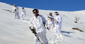 Komandolar zorlu kış şartlarına rağmen vatan nöbetini sürdürüyor
