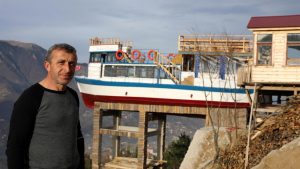 Tekneyi dağa çıkarıp, kafeteryaya dönüştürdü