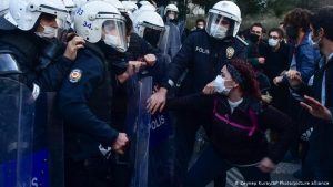 Üniversitelilere müdahale ve operasyonlar hukuka uygun mu?