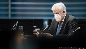 Seehofer: Mecbur olmadıkça yurtdışına gitmek budalalık olur