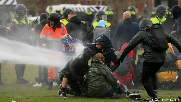 Hollanda’da korona protestosuna şiddet karıştı