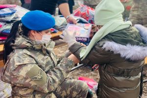 Mehmetçik’ten çocuklara kışlık kıyafet ve oyuncak yardımı