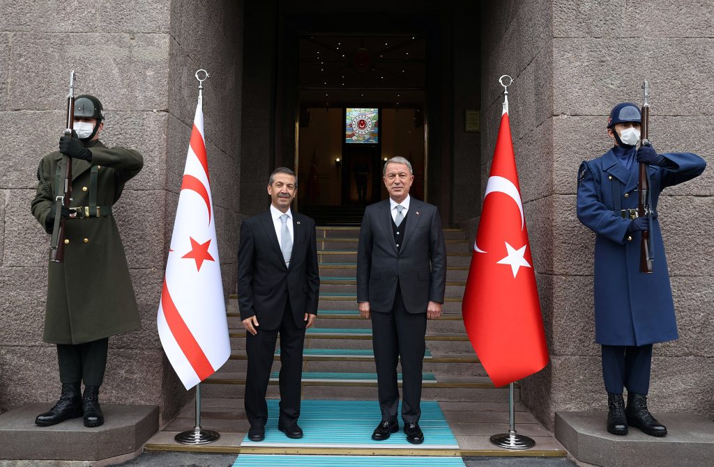 Bakan Akar KKTC Dışişleri Bakanı Ertuğruloğlu ile görüştü