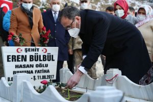 Gençlik ve Spor Bakanı Kasapoğlu, Eren Bülbül’ün kabrini ziyaret etti