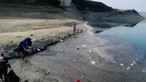 Mersin’de baraj gölü çekildi, çöpler ortaya çıktı