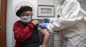 Huzurevleri ve bakımevlerinde aşı uygulaması başladı