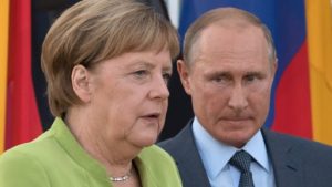 Putin ile Merkel ortak aşı üretimini görüştü