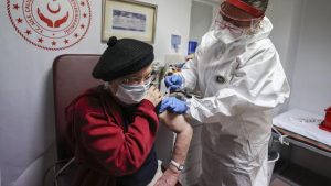 Bu sabahtan itibaren 75 yaş üzerindeki vatandaşlar sağlık kuruluşlarında aşılamaya başlanacak