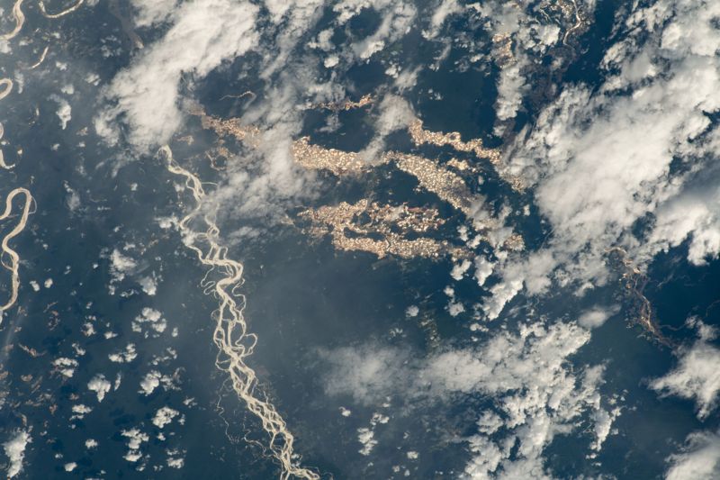 NASA’nın uzaydan çektiği fotoğraflar, Amazon’un ‘altın nehirlerini’ ortaya çıkardı