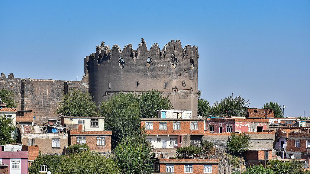 Diyarbakır’ın ilk gecekondu mahallesi Benusen, tarihi surların restorasyonuyla yıkılıyor