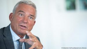 Strobl: Karantinayı bozan pozitif kişiler hastaneye kapatılmalı