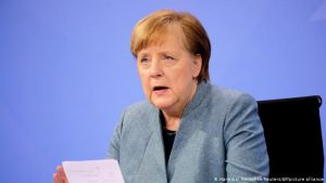 Almanya’da muhalefet: Merkel kameralar önünde aşılansın