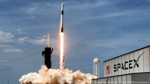 SpaceX uzay turizmine başlıyor