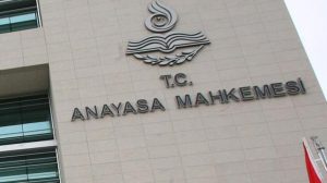AYM’den yaşlılık aylığı kararı: İşten ayrılmak gerekmez
