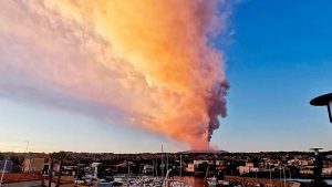 Dünyanın en aktif yanardağlarından Etna yeniden faaliyete geçti