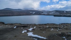 Acıgöl’de derin yarıklar oluştu