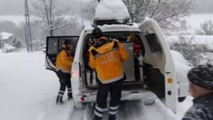 Diyaliz hastasının imdadına paletli kar ambulansı yetişti
