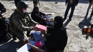 Mehmetçikten Barış Pınarı bölgesindeki halka gıda yardımı