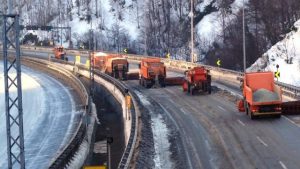 Ekipler karlı yolları temizliyor