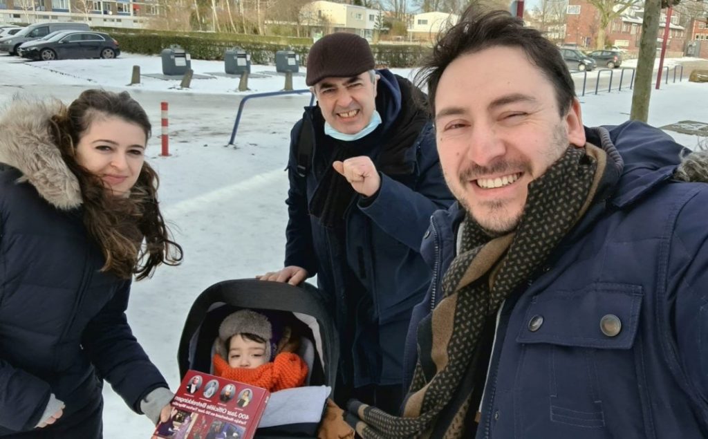 Dünyada bir ilk: Yeni doğan bebeğe oyuncak değil kitap armağanı