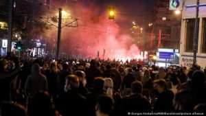 Atina’da göstericiler polise saldırdı: Biri ağır üç polis yaralı