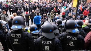 Almanya’da koronavirüs önlemlerini protestolarda 12 polis yaralandı