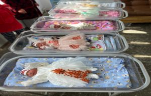 Yeni doğan bebekler hastaneden milli giysilerle taburcu ediliyor!