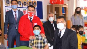 Kızılay gönüllülerinden down sendromlu çocuklara yardım