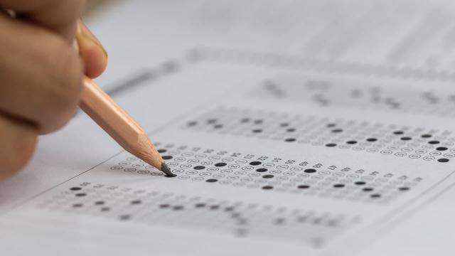 Soru çalıp ‘hediye’ etmişler