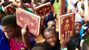 Moritanyalı çocuklara Kur’an-ı Kerim dağıtıldı