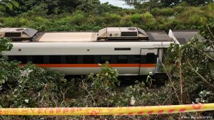 Tayvan’da tren raydan çıktı: En az 48 ölü