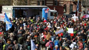Stuttgart’ta salgın protestosuna büyük katılım