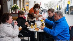 Federal Hükümet salgınla mücadelede ipleri ele alıyor