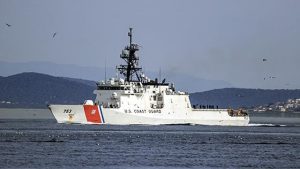 ABD donanmasına ait gemi İstanbul Boğazın’dan geçti