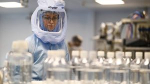 BioNTech kapılarını gazetecilere açtı: Tek bir mRNA kazanında 8 milyon doz aşı üretiyorlar