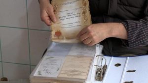 32 yıldır biriktirdiği davetiyeleri iş yerinde sergiliyor