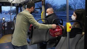 Tuzla’da iftara yetişemeyenlere yemek ikramı