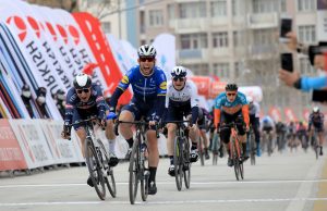 56. Cumhurbaşkanlığı Türkiye Bisiklet Turu’nun Alanya-Kemer etabındaki ödül töreni ve mayo dağılımı