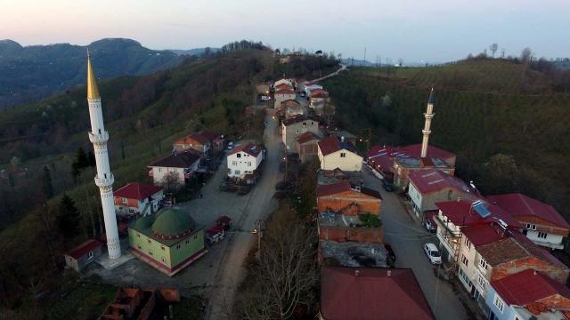 Aynı cadde üzerinde 1 dakika arayla iftar yapıyorlar