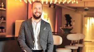 Ünlülerin Tweet’ine Servet Ödüyor: İzzet Pinto