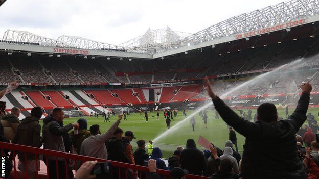 Manchester United – Liverpool maçının başlama saati taraftar eylemi nedeniyle ertelendi