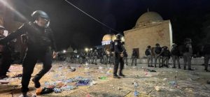 Mescid-i Aksa’da İsrail şiddeti sürüyor: Yaralananların sayısı 300’ü geçti