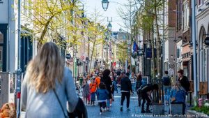 Avrupa’da önlemler gevşetiliyor