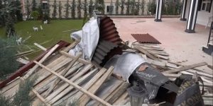 Kırıkkale’de fırtına: Çatılar uçtu, ağaçlar devrildi