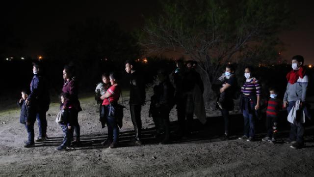 Göçmen çocuklar aylar sonra aileleri ile bir araya gelecek