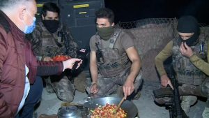 TRT Haber ekibi sınırın sıfır noktasında polislerle sahur yaptı