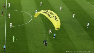 Maça paraşütle inen Greenpeace aktivisti siyasetçileri kızdırdı