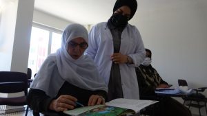 Torunlarıyla mesajlaşmak için okuma yazma öğrendi